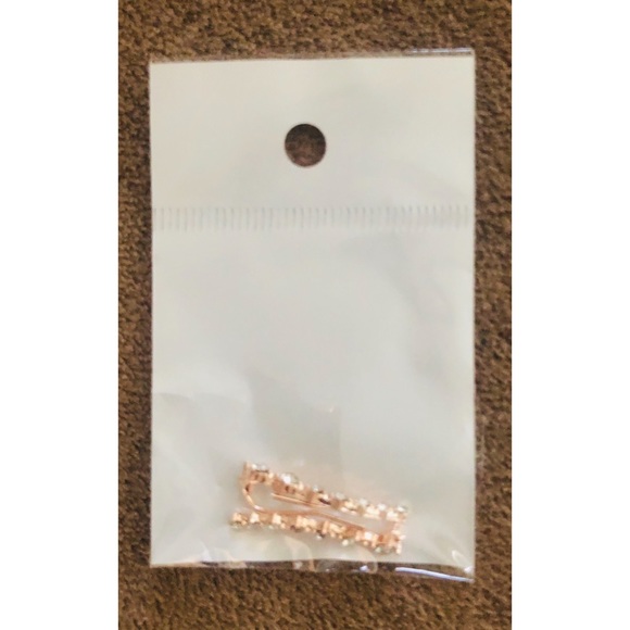 Rose gold 7 rhinestone crawler earrings 🌹 - Picture 3 of 4